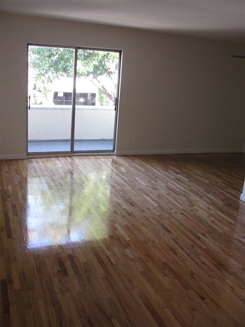 Building Photo - 1423 N Fuller Ave