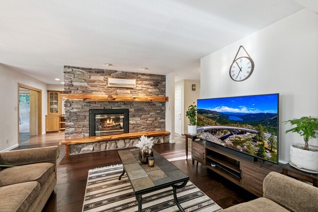 Building Photo - 275 Paiute Dr