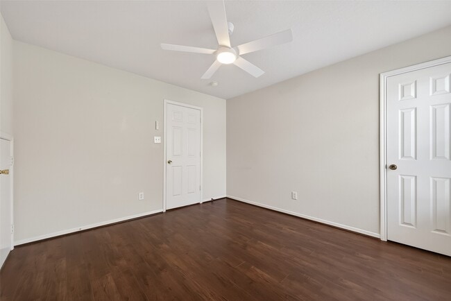 Building Photo - 14335 Plum Springs Dr