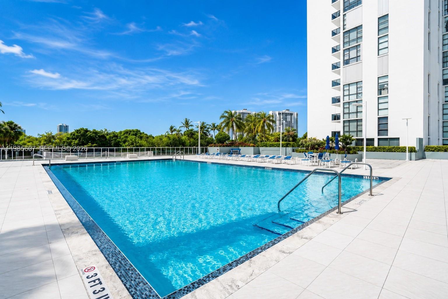 Building Photo - 3675 N Country Club Dr