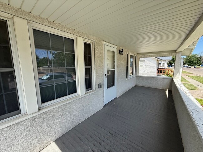 Building Photo - Three bedrooms, one bathroom, pet friendly, one car detached garage!