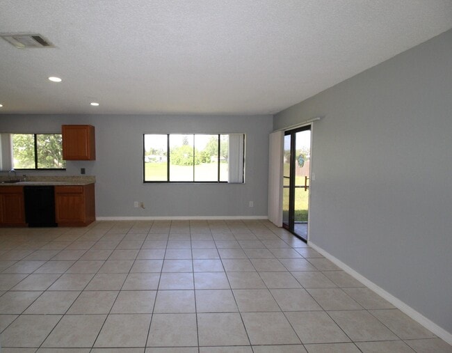 Building Photo - 2058 SE West Dunbrooke Cir