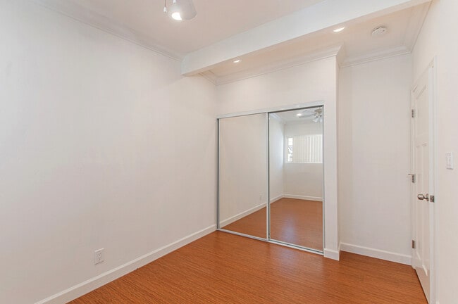 Building Photo - 2 BD/1 BA UPSTAIRS APARTMENT IN CROWN POINT 2 BLOCKS TO SAIL BAY W/ DEDICATED PARKING! $2,995/mo!