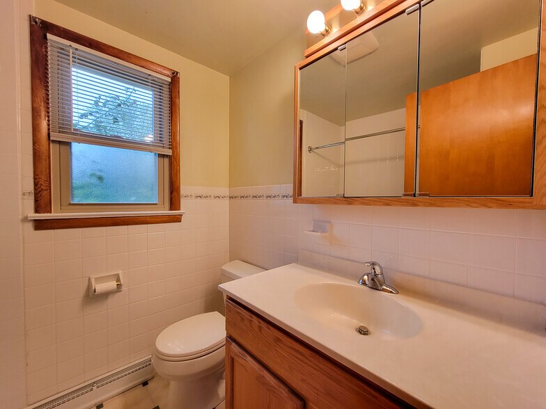 Building Photo - 902 Maple Ln