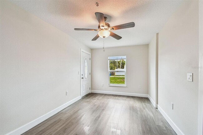 Building Photo - 650 E Tarpon Ave