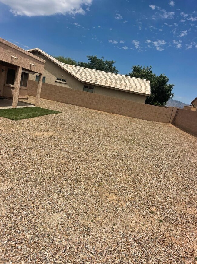 Building Photo - Welcome to this spacious 4 bedroom, 2 bathroom home just waiting for you!