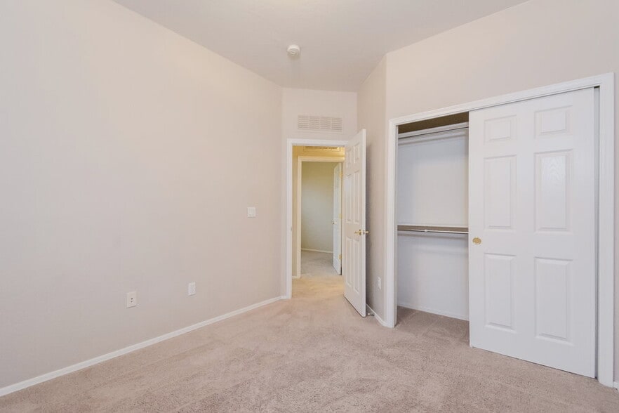 Building Photo - 462 E Calle De Ocaso