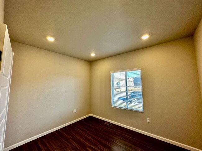 Building Photo - "Experience Spacious Living in Elizabeth!"