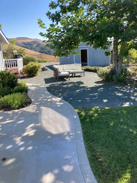Side yard/herb garden - 2596 Black Walnut Rd