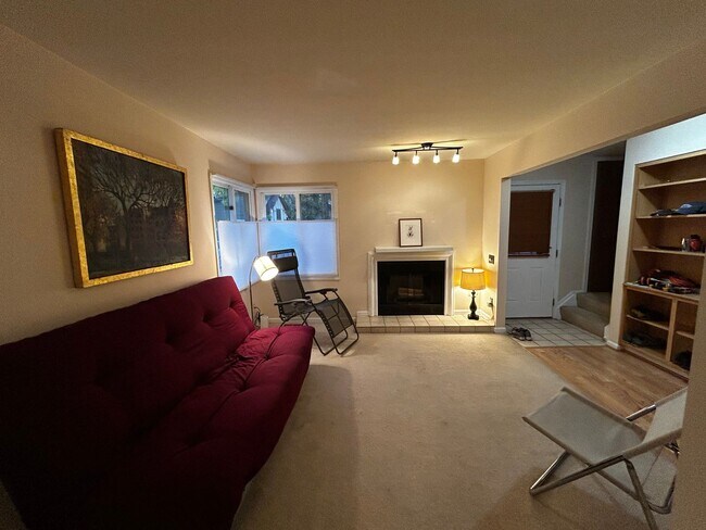 Building Photo - 2 Bedroom 2.5 Bathroom Condo close to Down...