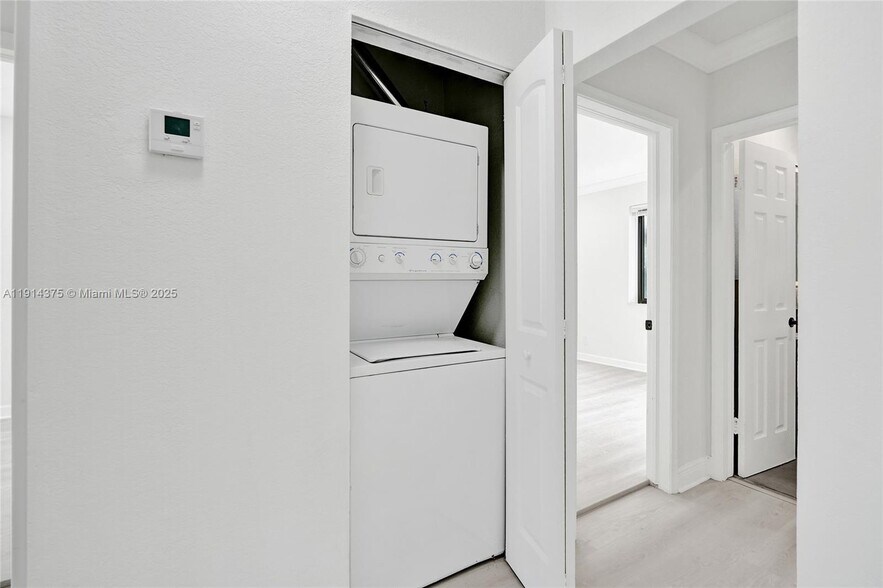 Building Photo - 11643 NE 11th Pl