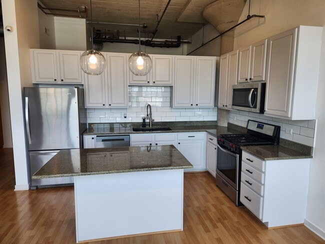 Building Photo - 3963 W Belmont Ave