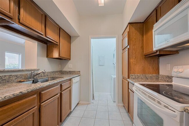 Building Photo - 2025 Augusta Dr