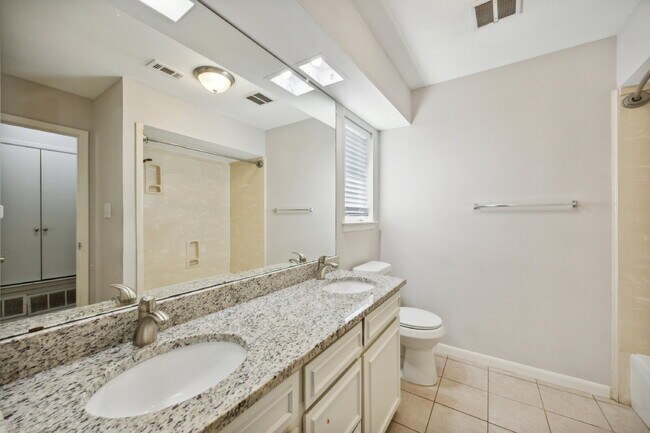 Building Photo - 1725 Northcrest Dr