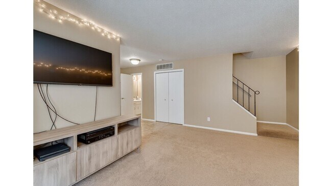 Building Photo - Great 2 Bedroom, 2 Bathroom Side by Side Townhome Unit Available in Coon Rapids - WON'T LAST LONG