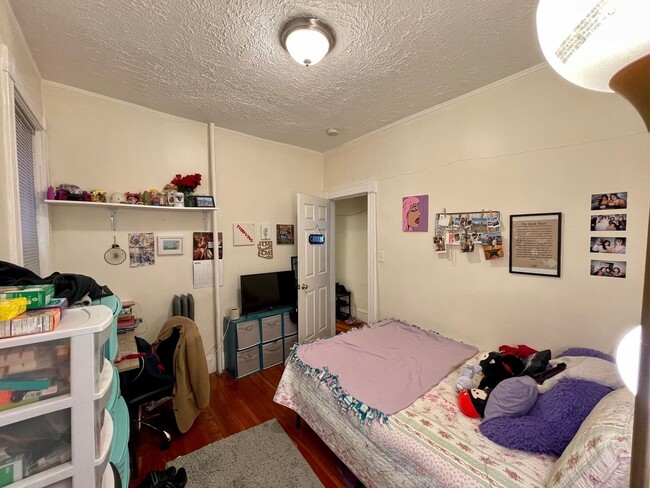 Building Photo - Awesome 3 Bed in Brighton Available for 9/...