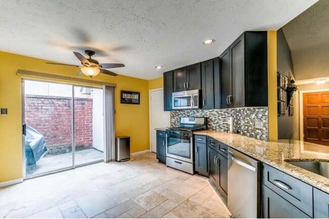 Building Photo - 2025 Sandy Knoll Dr