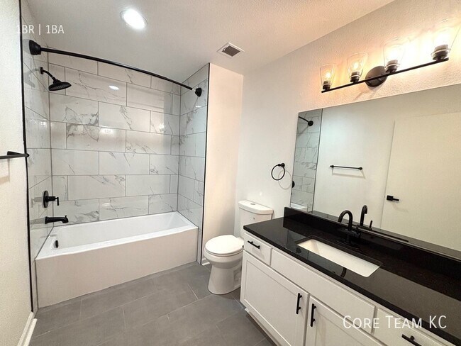 Building Photo - 204 Walnut St