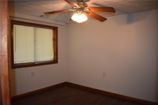 Building Photo - 2811 Pine Cone Ln
