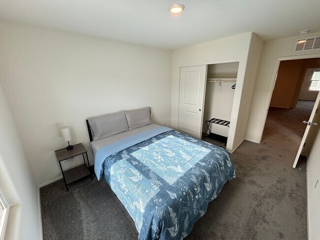 Building Photo - Charming 3Bed/2.5Bath/2Car Townhouse located in Northwest Las Vegas