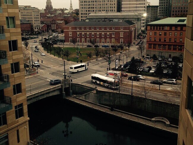 Building Photo - "Chic 1-Bedroom Urban Retreat with Granite...