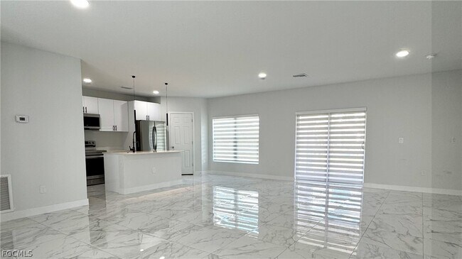 Building Photo - 825 Porter St E