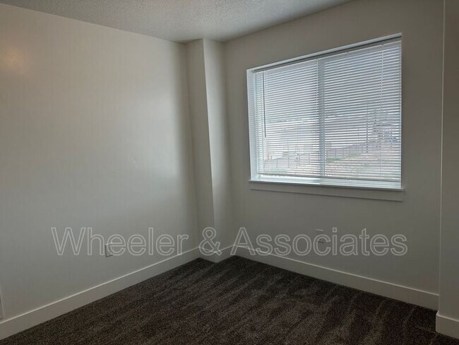 Building Photo - 318 38th St