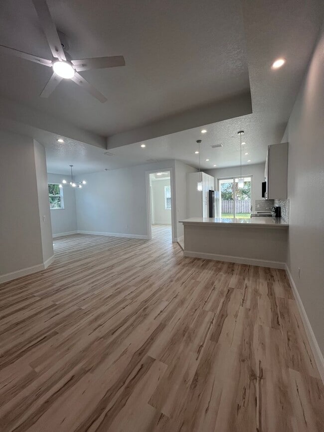 Building Photo - BEAUTIFUL BRAND NEW DUPLEX!!
