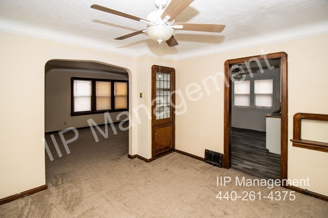 Building Photo - Very Spacious 2BR 2nd Floor Unit in South ...