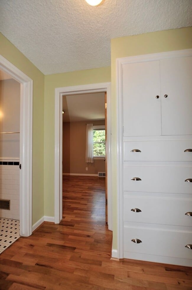 Building Photo - Charming 2 bed 1 bath bungalow with 2nd living room