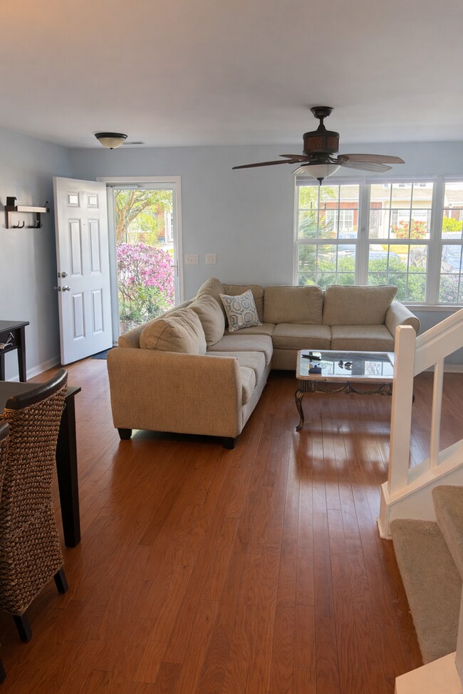Building Photo - Three Bedroom Townhome Available!