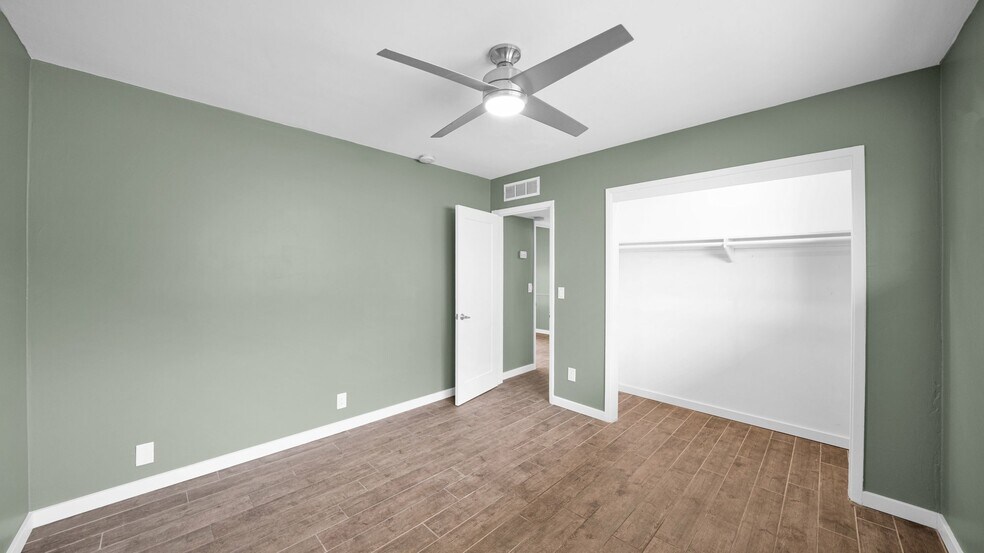 Building Photo - 1635 E Oak St