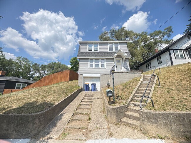 Primary Photo - Adorable 3 bedroom home with central air a...