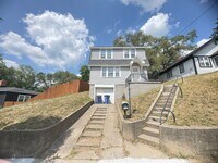 Building Photo - Adorable 3 bedroom home with central air a...
