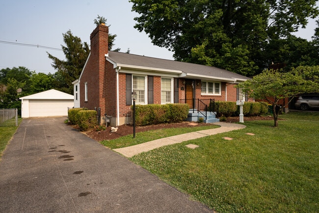 Building Photo - 218 Bramton Rd
