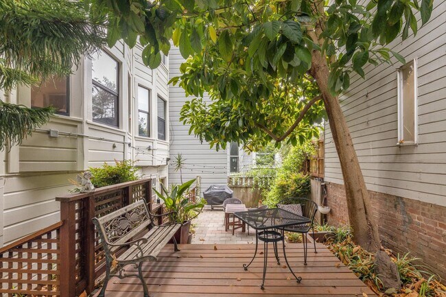 Building Photo - Pacific Heights: Updated Condo w/ Enchanti...