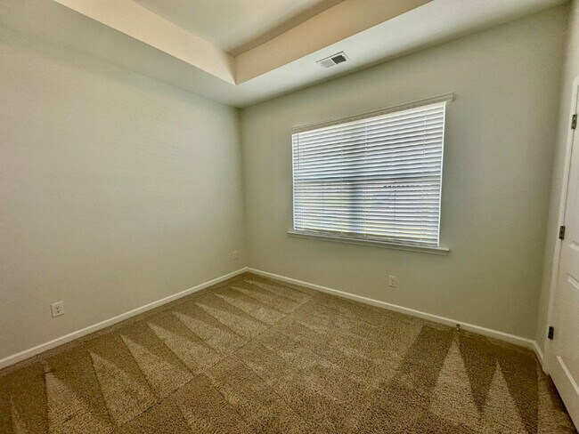 Building Photo - Three Bedroom Home with Large Loft in Heartstone Lakes!