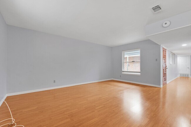 Building Photo - Charming 3-Bedroom Home in Prime Location!