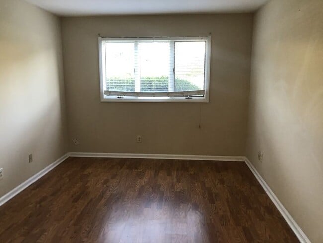 Building Photo - Move in ready
