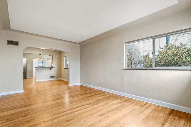 Building Photo - Charming Townhome in West Highlands!