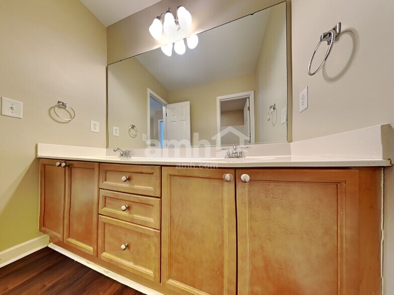 Building Photo - 4007 Braemar Ct