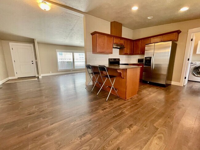 Building Photo - Spacious 3 Bedroom/2 Bath Home with genero...