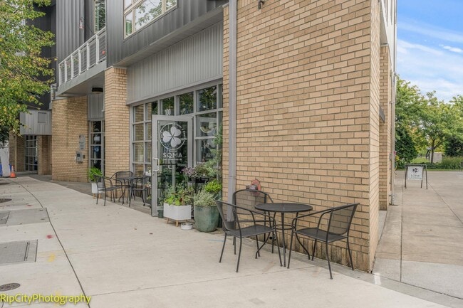 Building Photo - 12600 SW Crescent St