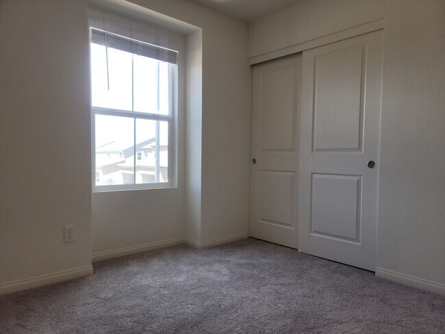 Building Photo - WOW Affordable Townhome in Inspirada