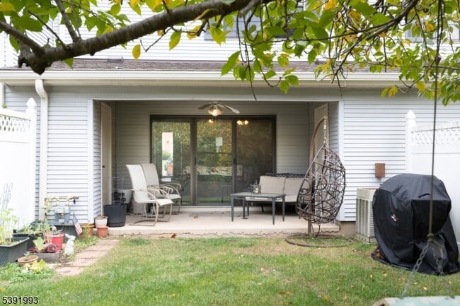 Building Photo - 242 Penns Way