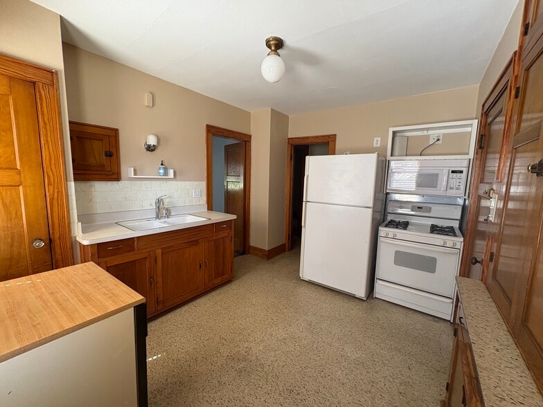 Kitchen - 2862 N 52nd St