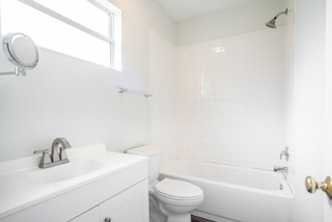 Building Photo - Beautiful Efficiency Apartment in the Heart of Beautiful Umatilla