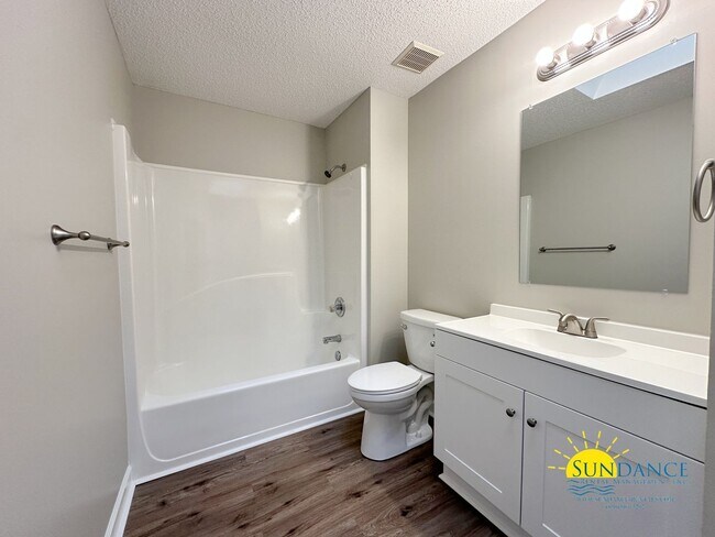 Building Photo - Stunning 4 Bedroom Mary Esther Home, minut...