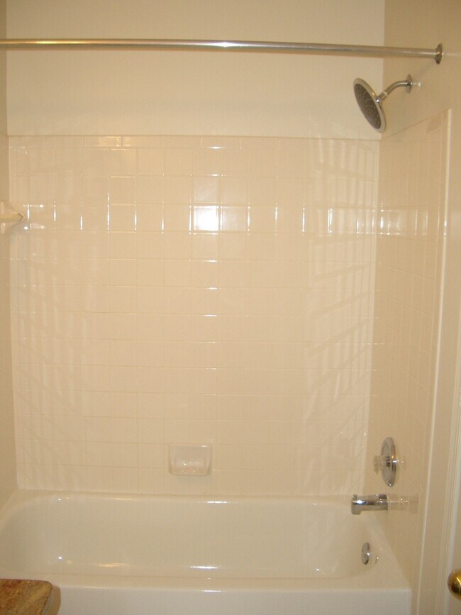 Building Photo - Renovated 2 bed/2 bath condo in the heart of Centreville, close to everything!!