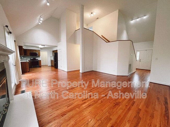 Building Photo - 6 Strawberry Ln
